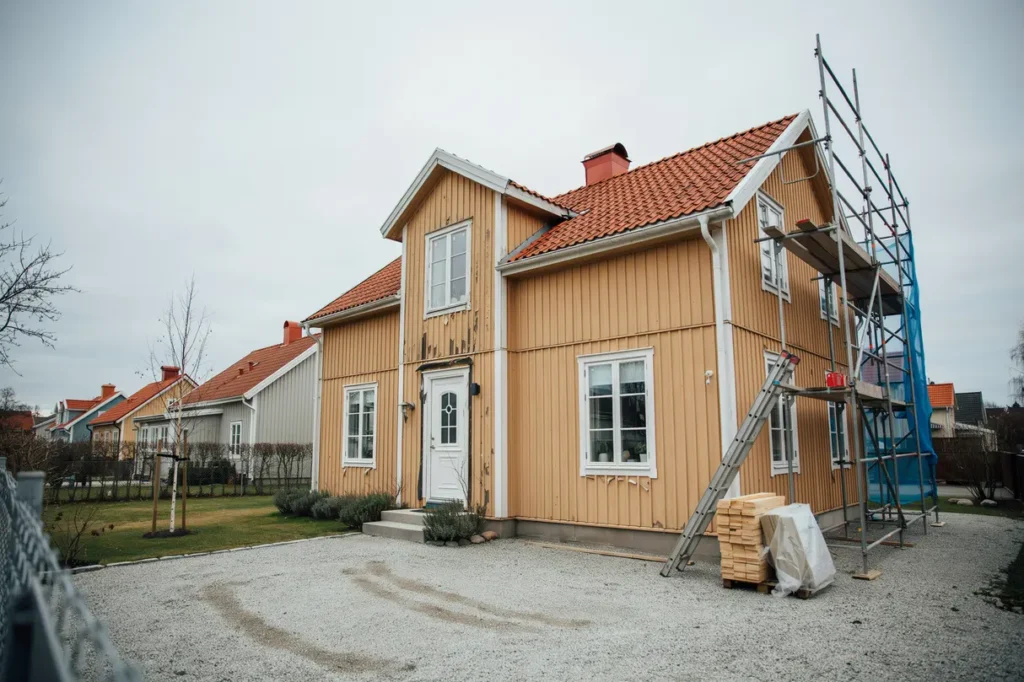 fasadrenovering steg f r steg s uppt cker du skador i tid och planerar r tt tg rder